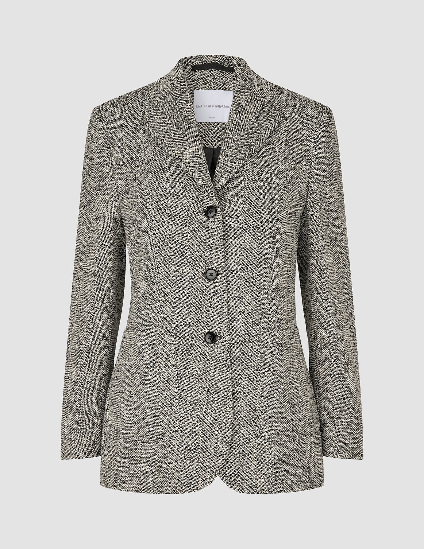 Blazer i Black White, helfigur på model mod grå baggrund.